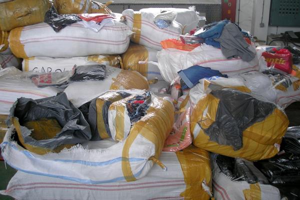 CARINICI SU NA TERMINALU GRADINA ZAPLENILI ROBU 3 MILIONA DINARA! Unutra nema čega NIJE BILO (FOTO)