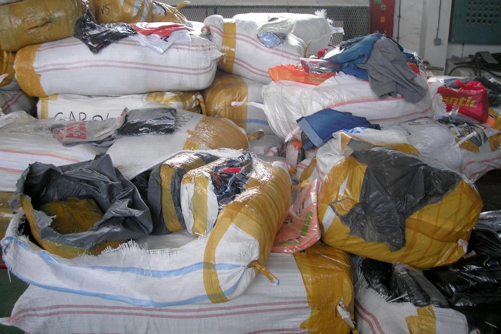 CARINICI SU NA TERMINALU GRADINA ZAPLENILI ROBU 3 MILIONA DINARA! Unutra nema čega NIJE BILO (FOTO)