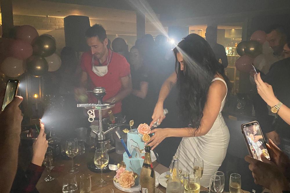 JEDAN DETALJ SA ROĐENDANA DIĆI ĆE SRBIJU NA NOGE! Ono što je Kaća uradila sa rukom izazvaće lavinu komentara! VIDEO