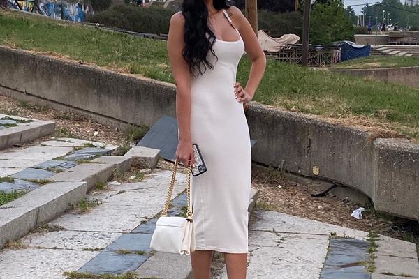 UHVATIO JE OKO STRUKA, NE PUŠTA! Katarina izgleda tako vrelo, raspametila Gobelju! (FOTO)