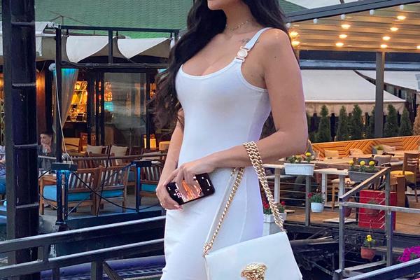 SVI PALI U NESVEST: Katarina Grujić RASPAMETILA muškarce nikad kraćom haljinom, SEVNULO MEĐUNOŽJE! (FOTO)