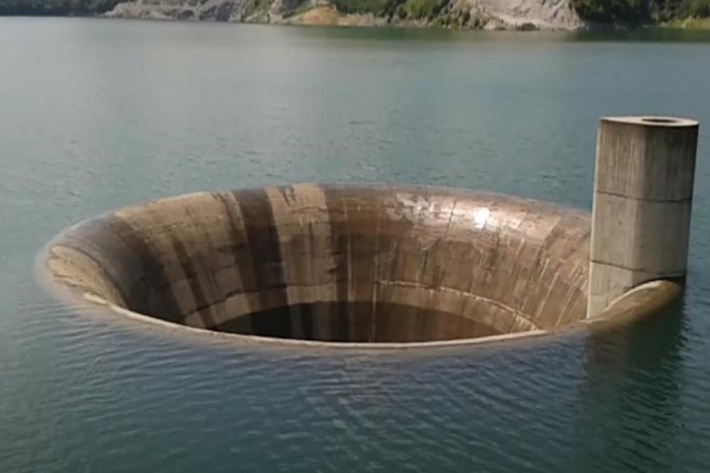 DA LI ZNATE ŠTA JE RUPA U JEZERU ROVNI? Prizor kod Valjeva mnoge zbunjuje, evo čemu ovo služi (VIDEO)