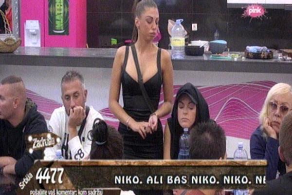 RASKRINKALA JANJUŠA! Maja pred svima priznala da se ljubima sa njim! (VIDEO)