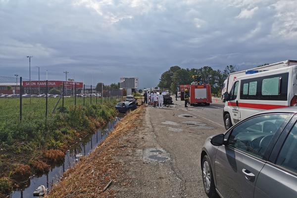 STRAVIČNA NESREĆA NA IBARSKOJ MAGISTRALI: Autom podleteo pod šleper, vozilo potpuno smrskano