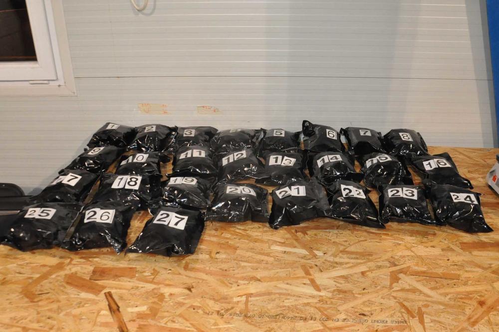 GRANIČNA POLICIJA NA BATROVCIMA JE ZAUSTAVILA ČOVEKA IZ HOLANDIJE: U skrivenom delu kola imao je GOMILU PAKETIĆA