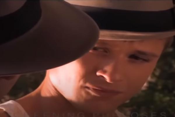 GLUMAC PRONAĐEN MRTAV, TRAGEDIJA U DOMU U KOM JE ŽIVEO SA PORODICOM! Izvršio samoubistvo nakon što je pucao u ženu!