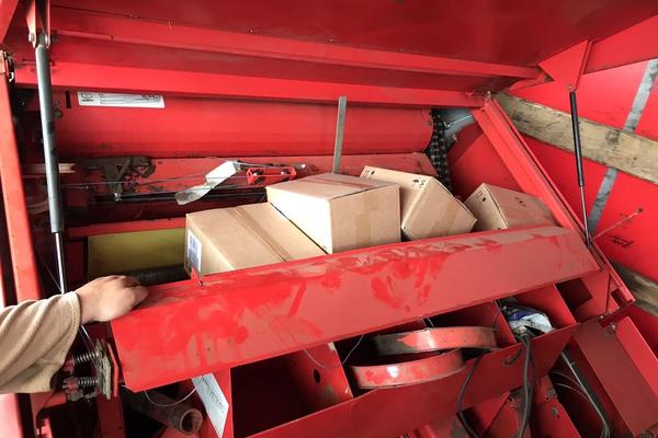 NAJVEĆI ŠOK ZA SRPSKE CARINIKE! Otvorili su ove MAŠINE za baliranje sena, a unutra nešto SASVIM NEOČEKIVANO!