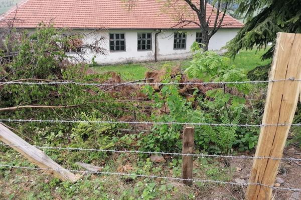 U OVOM SRPSKOM SELU RODITELJI NE ZNAJU ŠALJU LI DECU U ŠKOLU ILI U LOGOR: Opasana je bodljikavom žicom, JEZIVO JE