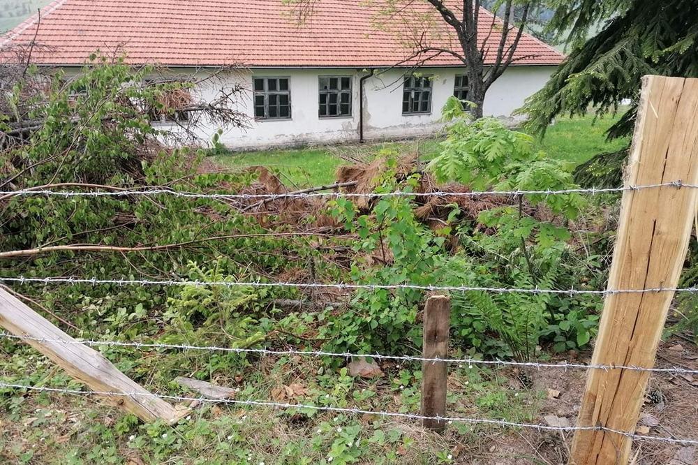 U OVOM SRPSKOM SELU RODITELJI NE ZNAJU ŠALJU LI DECU U ŠKOLU ILI U LOGOR: Opasana je bodljikavom žicom, JEZIVO JE
