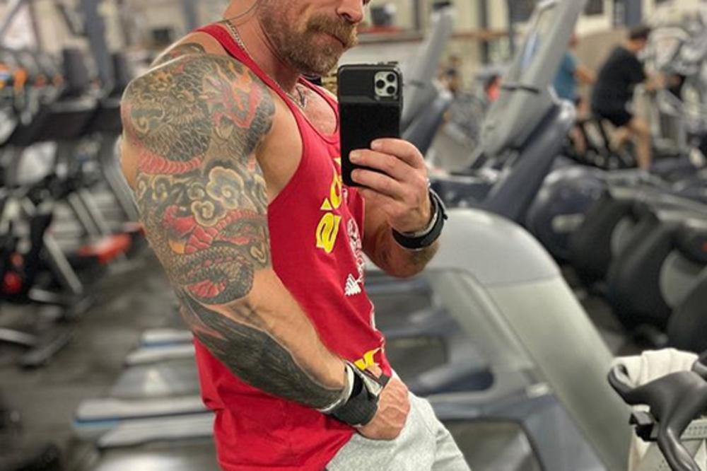 UŽASNE FOTOGRAFIJE: Ovaj momak je bio kao stena, a onda je preležao koronavirus i totalno se izobličio! (FOTO)