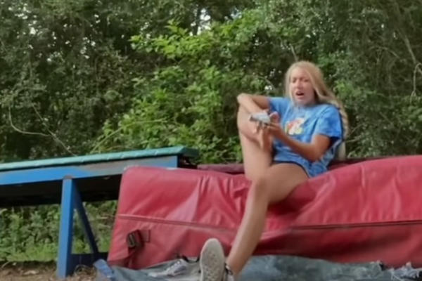 RADILA JE VEŽBE I MISLILA DA SE UBOLA NA GRANČICU: Kada je videla snimak, PRETRNULA JE OD STRAHA (VIDEO)