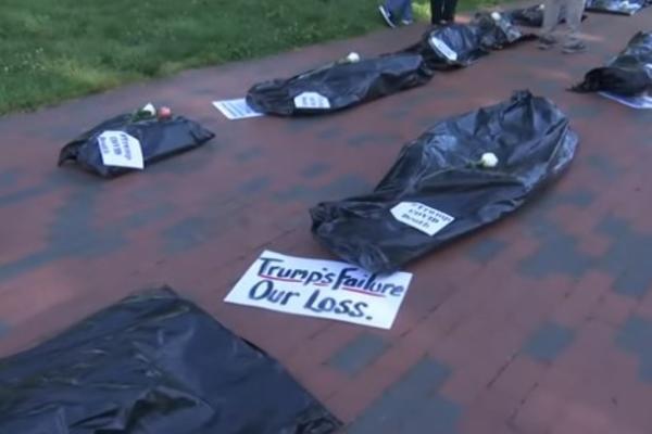 JEZIV PRIZOR ISPRED BELE KUĆE, POREĐANE MRTVAČKE VREĆE: Evo šta se desilo (VIDEO)