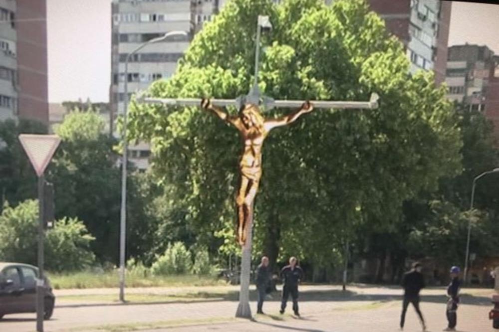NEKO JE NA NOVOM BEOGRADU NOĆAS POSTAVIO STATUU OD KARTONA: Na njoj je raspeće Hrista, LJUDI U ŠOKU (FOTO)