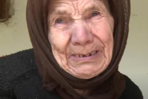 OVA BAKICA (92) ŽIVI SAMA U SELU NA KOSOVU: Jedina je Srpkinja, o njoj BRINE ALBANAC, u suzama je kad god on ODLAZI