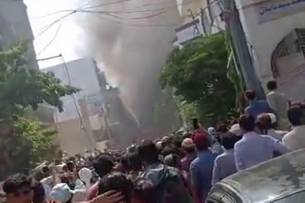 PUTNIČKI AVION SA 200 PUTNIKA SRUŠIO SE USRED GRADA: Veliki dim kulja na sve strane! (VIDEO)