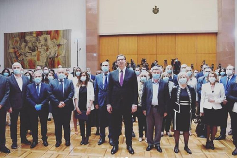 PREPOZNAJETE LI ČOVEKA KOJI STOJI SA VUČIĆEVE LEVE STRANE? Često smo ga viđali u protekla dva meseca
