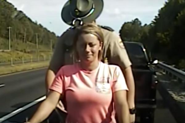 PERVERZNI POLICAJAC: Zaustavio je zgodnu mladu ženu, rekao joj da se nasloni na haubu... (VIDEO)