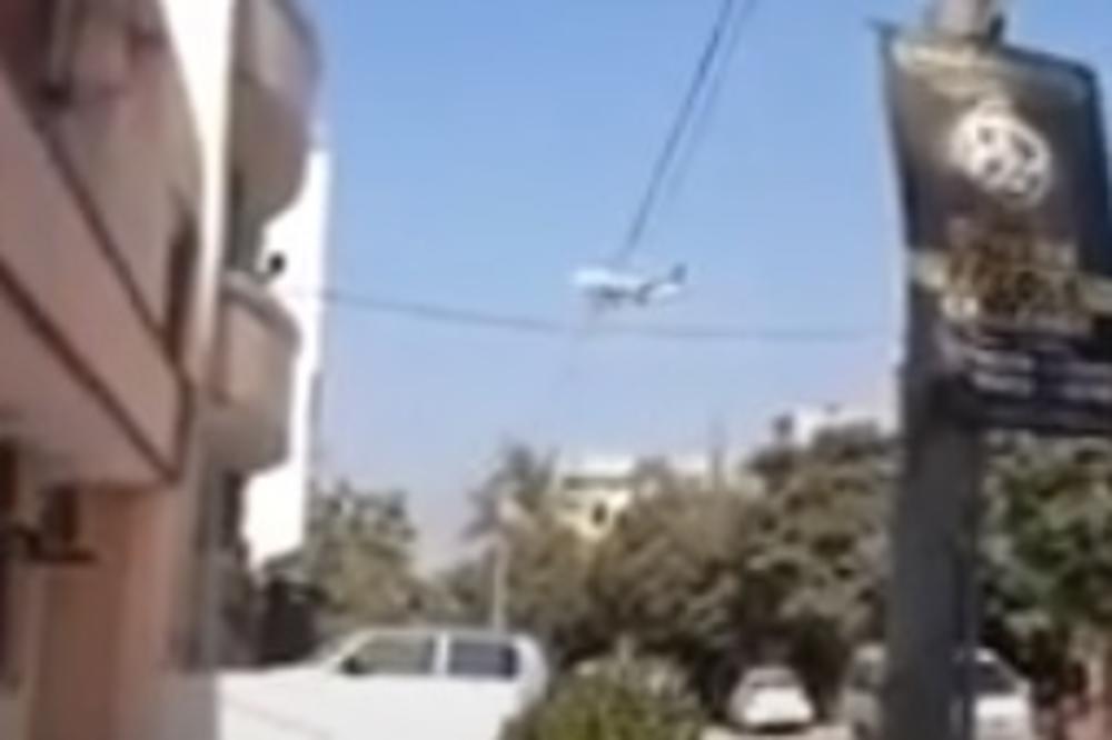 POSLEDNJI SNIMAK AVIONA PRE PADA! Nisko je leteo, videlo se da nešto nije u redu, a onda se čula eksplozija (VIDEO)