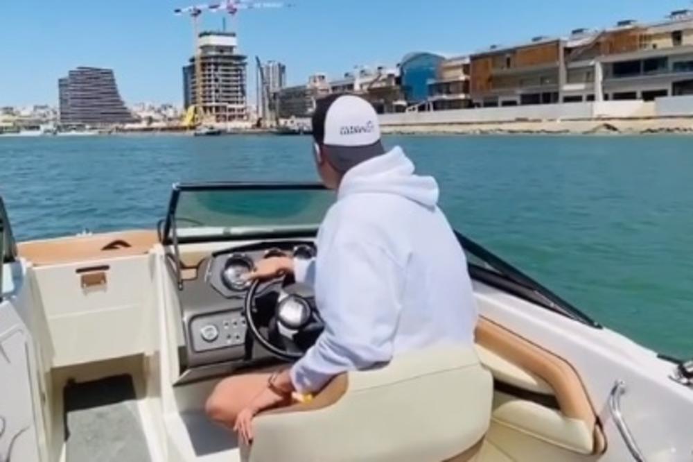 NEDOVIĆ LAGANO KRSTARI REKOM: Društvo mu prave atraktivne devojke i Tadija Dragićević!