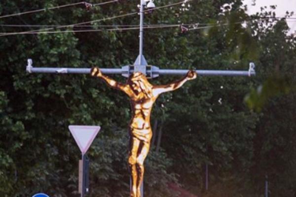 OGLASIO SE I UMETNIK KOJI JE POSTAVIO HRITSA NA ULICE NOVOG BEOGRADA: Otkrio šta se krija iza provokativnog dela!