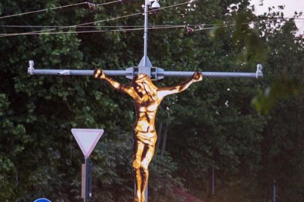 OGLASIO SE I UMETNIK KOJI JE POSTAVIO HRITSA NA ULICE NOVOG BEOGRADA: Otkrio šta se krija iza provokativnog dela!