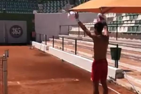 NAVIJAČI SE SKUPILI U MARBELJI I ZAPEVALI U NOVAKOVU ČAST: Oduševljeni Srbin im se poklonio do poda!