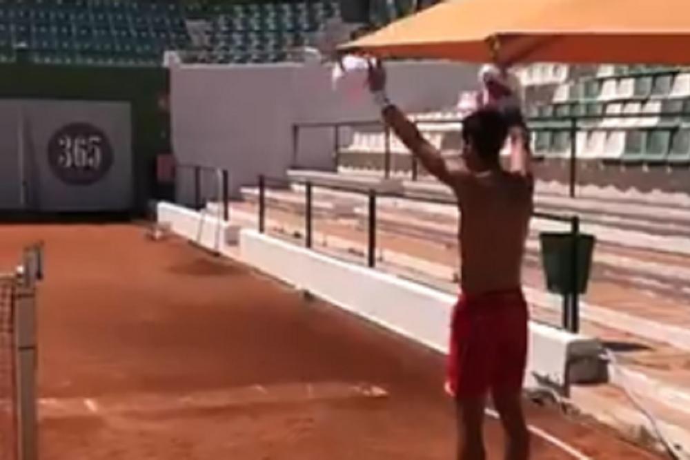 NAVIJAČI SE SKUPILI U MARBELJI I ZAPEVALI U NOVAKOVU ČAST: Oduševljeni Srbin im se poklonio do poda!