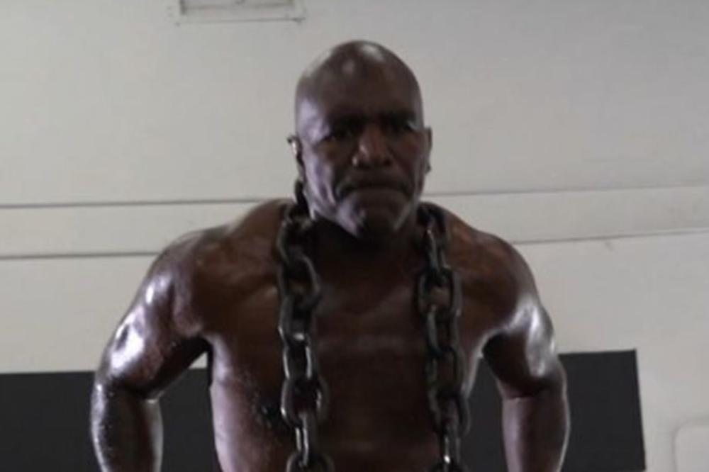 BRUTALNI TRENING IVANDERA HOLIFILDA: Kličko ga sprema za okršaj sa Tajsonom! U 57. godini izgleda kao zver!