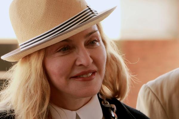 STRASNA AKCIJA NA PLAŽI! VAĆARENJE USRED BELA DANA: Madonina ćerka NE BIRA mesto ni vreme! (FOTO)