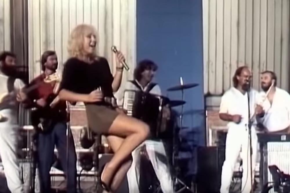 ON JE UVEK BIO SLATKI GREH! Preminuo legenadarni muzičar koji je uvek bio uz Lepu Brenu! Estrada ostala bez legende