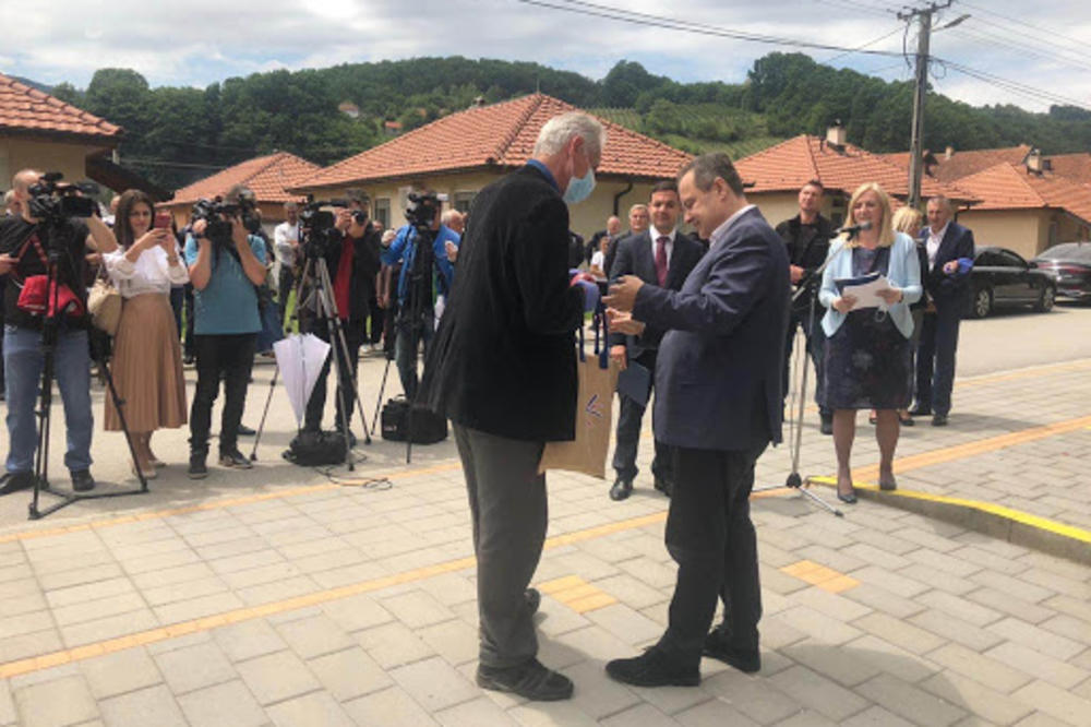 Dačić u Krupnju: Za vas je ovo novi početak, a za nas svojevrsna humanitarna i moralna obaveza