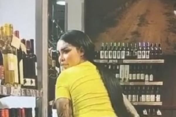 ANĐELA VEŠTICA SE SKINULA USRED PRODAVNICE! Samo je spustila pantalone, snimak koji se vrti svuda po internetu!