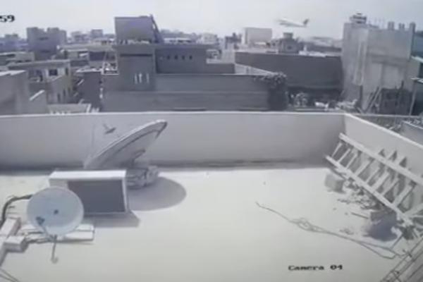 SNIMLJEN JE TRENUTAK KADA JE 76 LJUDI OTIŠLO U SMRT: Kamera zabeležila pad aviona u Pakistanu (UZNEMIRUJUĆI VIDEO)