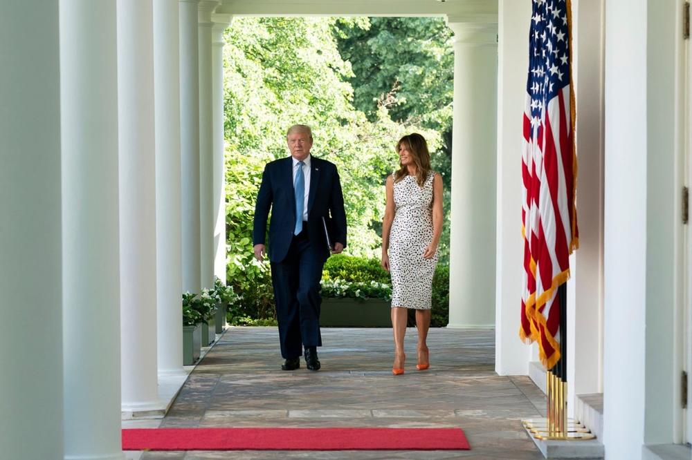 MELANIJA SE UVUKLA U BEZOBRAZNO TESNU HALJINICU! Bukvalno se SVE VIDI (FOTO)