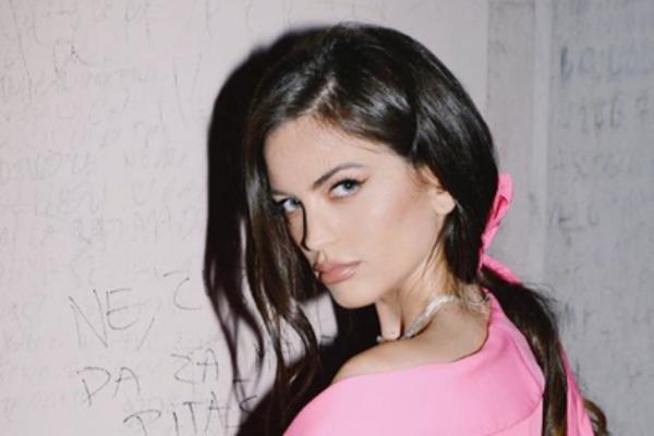 MILICA PAVLOVIĆ U CRNIM TANGAMA I PROVIDNOJ HALJINI ŠOKIRALA PRISUTNE: Publika ostala bez daha i u neverici! (FOTO)