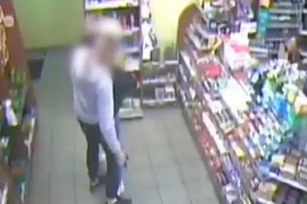 PLJAČKAO PRODAVNICU LAŽNIM PIŠTOLJEM PA ZAŽALIO: Kada ga je dohvatio kupac obrisao je patos njim! (VIDEO)