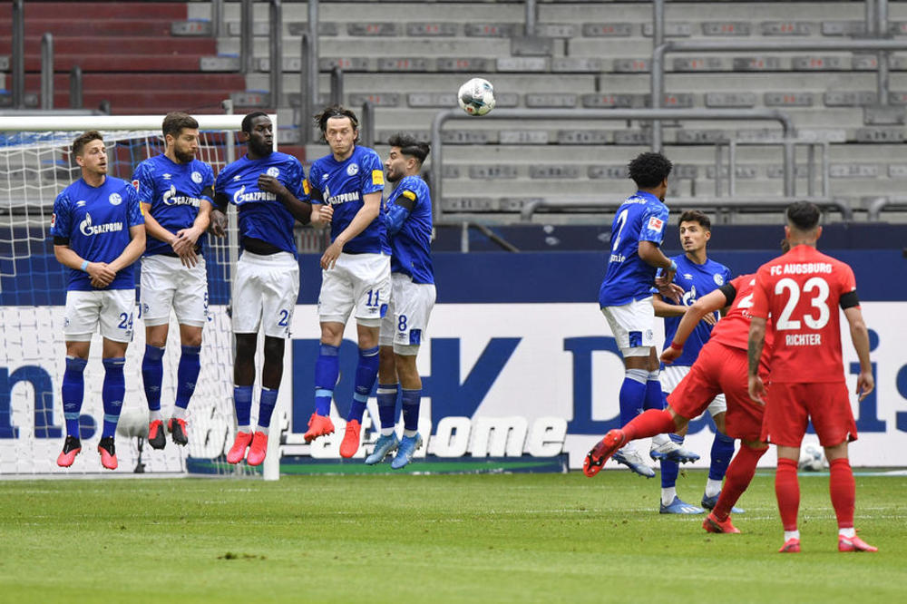ŠALKE NE PRESTAJE DA TONE: Augzburg odneo 3 boda uz golčinu iz slobodnjaka! Nastastić presvukao protivnika bukvalno