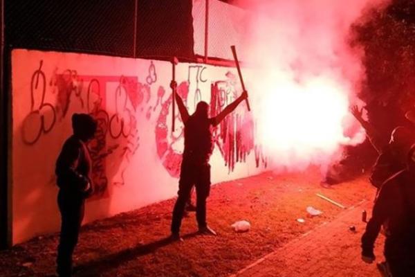 DVE STOTINE GROBARA UPALO U LEGLO DELIJA: Zastrašujuće scene u Beogradu, uništili su sve pred sobom!