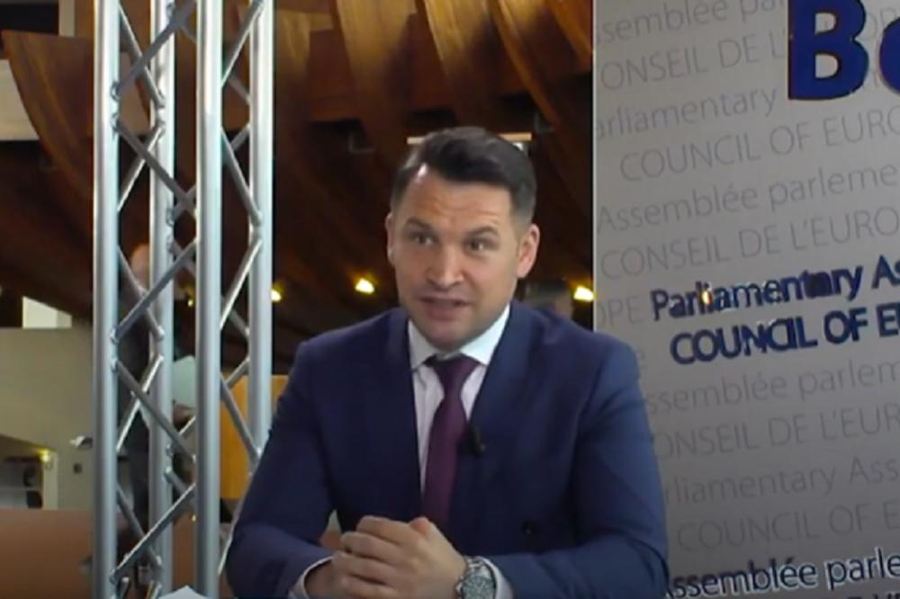 MINISTAR JE GOVORIO, ONDA JE KAMERA ODJEDNOM PALA DOLE: Ceo svet je video njegov BLAM (VIDEO)