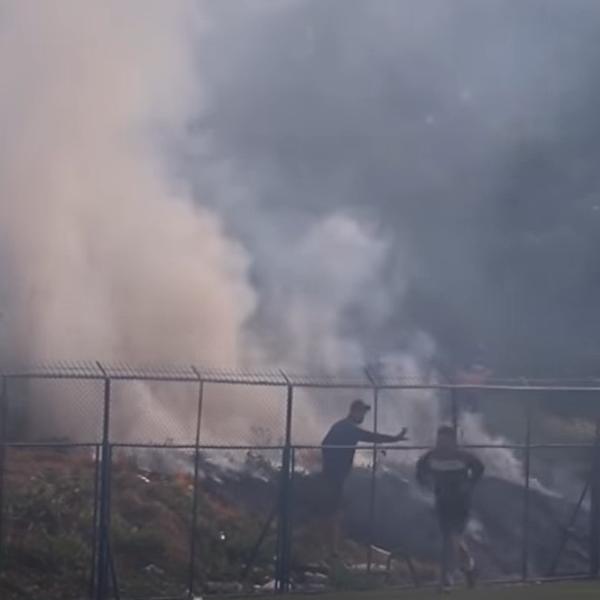 NAVIJAČKA LUDNICA U BEOGRADU: Huligani zapalili stadion - Milan Kalinić morao da gasi vatru!