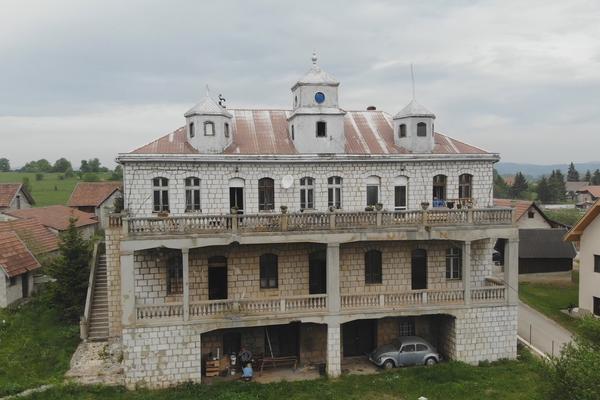 OVAJ DVORAC U SRPSKOM SELU KRIJE VELIKE TAJNE: Izgradio ga je čovek sa NEVEROVATNOM SUDBINOM