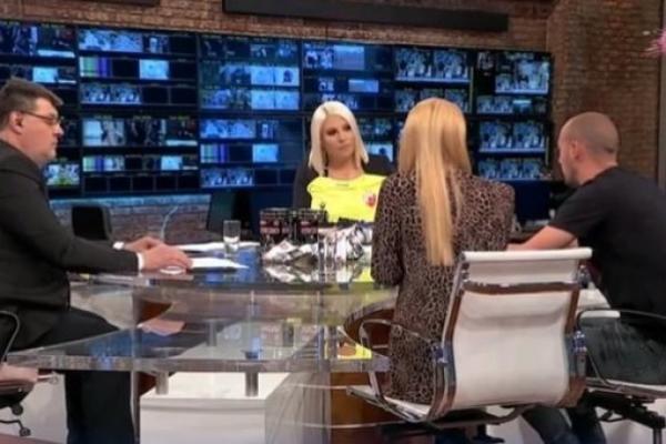 DEA USRED UŽIVO EMISIJE DOBILA POKLON OD GOSTA! Šokirana je odmah proslonila poklon na grudi!