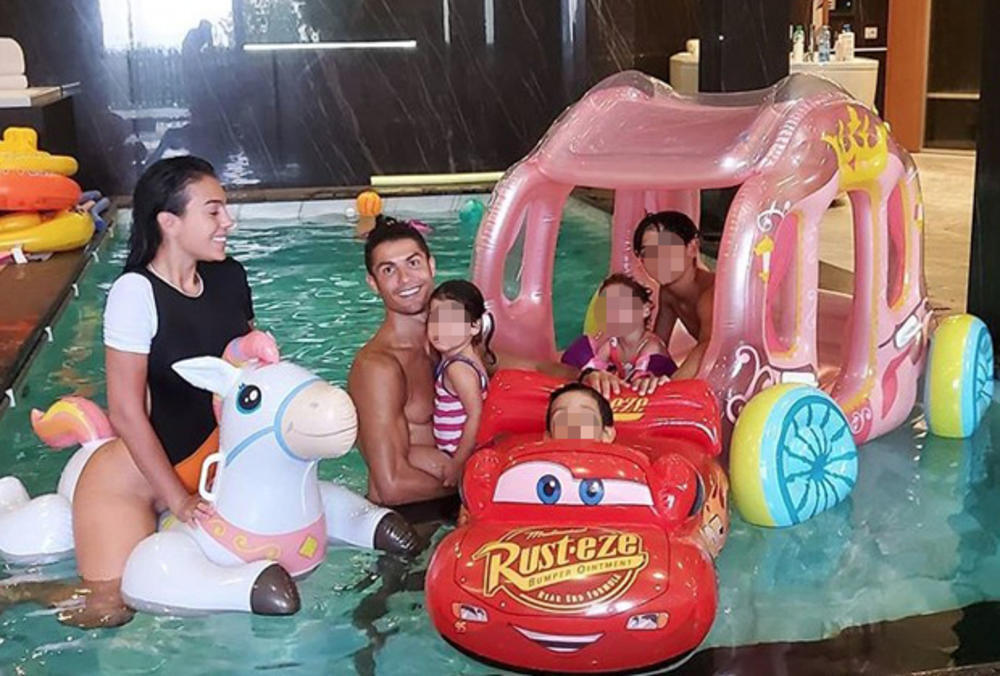 Georgina bez kaćica jaše konjića  