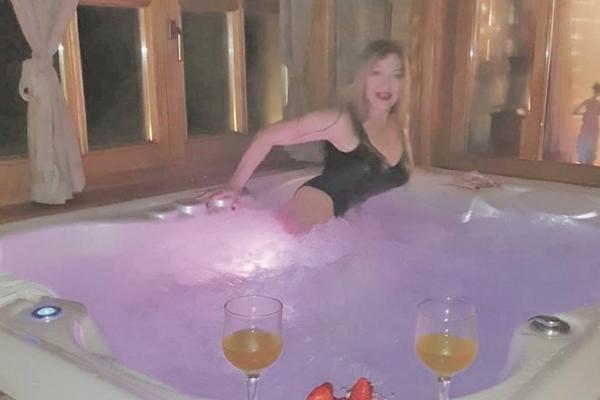 DANICA MAKSIMOVIĆ ŠOKIRALA PONAŠANJEM! U spa-centru u džakuziju uzdisala i vriskala!