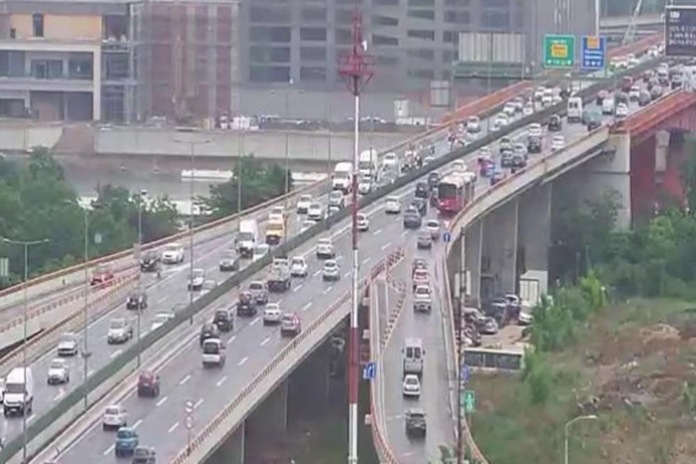 GUŽVA NA KONJARNIKU NAKON SAOBRAĆAJNE NEZGODE! Putevi Srbije upozoravaju vozače na nekoliko deonica!