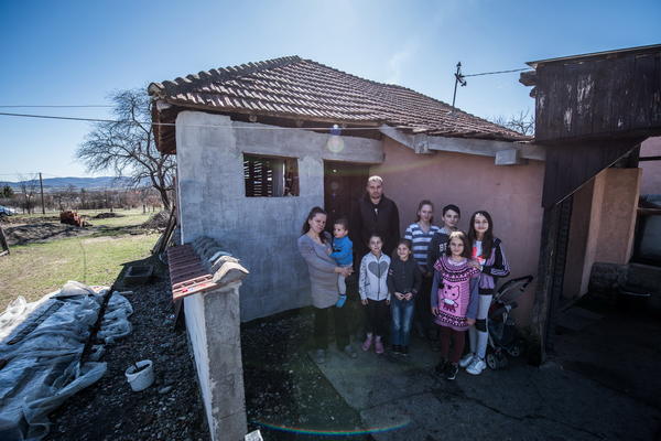 OVA DIVNA PORODICA ČINI ČAK POLA ŠKOLE U SRCU ŠUMADIJE: Nedovići žive u SKLEPANOJ KUĆICI, ČEKAJU OSMO DETE!