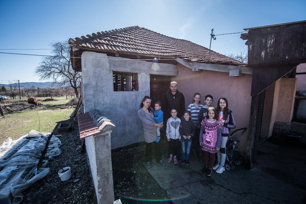 OVA DIVNA PORODICA ČINI ČAK POLA ŠKOLE U SRCU ŠUMADIJE: Nedovići žive u SKLEPANOJ KUĆICI, ČEKAJU OSMO DETE!