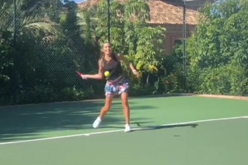 DA LI STE IKAD VIDELI KAKO JELENA ĐOKOVIĆ KIDA TENIS? Uzela reket u ruke - i Nole da joj pozavidi na ovim potezima!