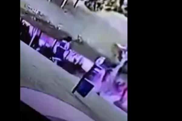 LJUDI, ŠTA SE OVO DOGAĐA SA SVETOM?! Majka gurnula sina (9) sa autizmom u kanal, DA BI SE UDAVIO! (VIDEO)