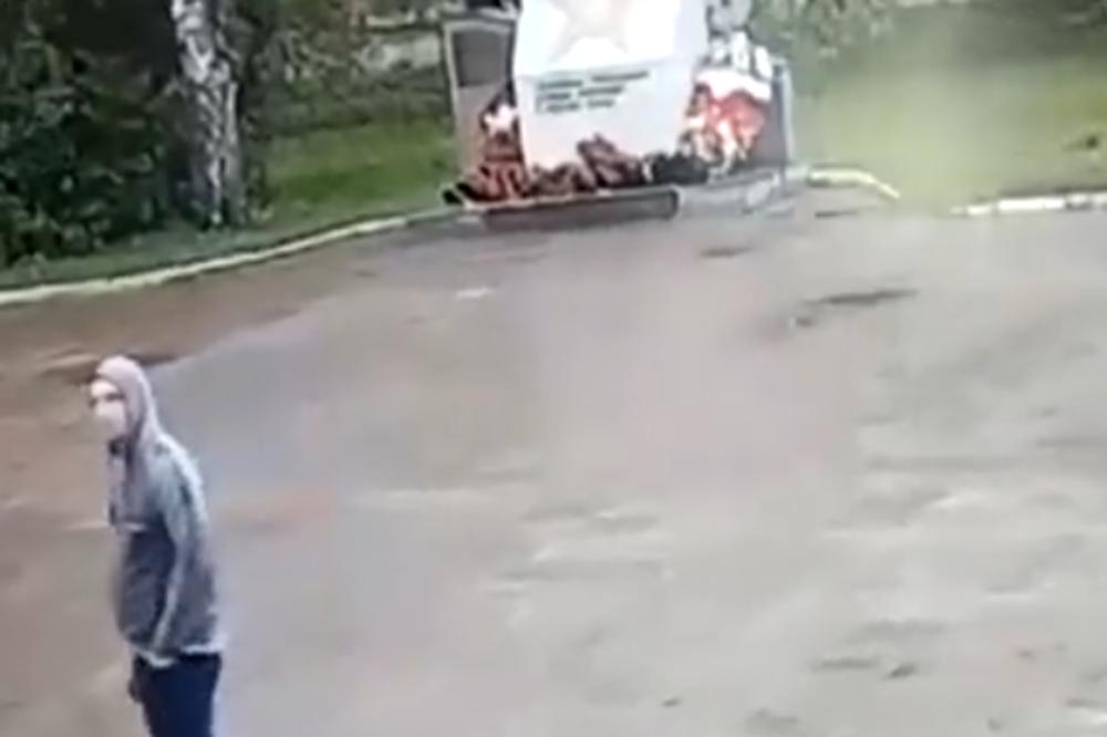 KAD RUSI PRONAĐU OVOG MAJMUNA, ODUČIĆE GA OD ŽIVOTA: Oskrnavio je njihovu NAJVEĆU SVETINJU! (VIDEO)